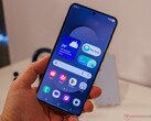 A képen egy tesztelő kezében látható a Galaxy S25 FE