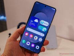 A képen egy tesztelő kezében látható a Galaxy S25 FE