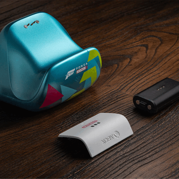 A 8BitDo Forza Horizon 6 töltődokkoló egy akkumulátort és egy akkumulátor-ajtót tartalmaz az Xbox vezeték nélküli vezérlőjéhez.