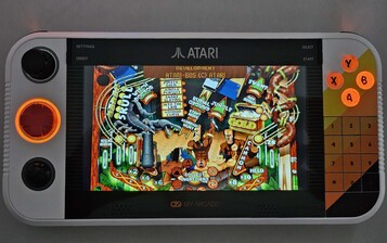 A SmartGlow funkció a játéktól függően világítással jelzi, hogy a vezérlő mely elemeit használja (Kép forrása: Marc Zander, Notebookcheck)