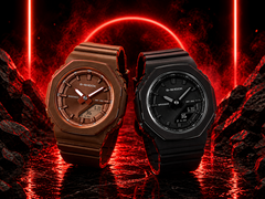 A Casio G-Shock GMA-P2110B-1A és a G-Shock GMA-P2110B-5A (jobbról balra)