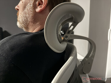 Körülbelül 180 cm-es magasságtól kezdve azonban a fejtámlának egy kicsit magasabbra kell ülnie