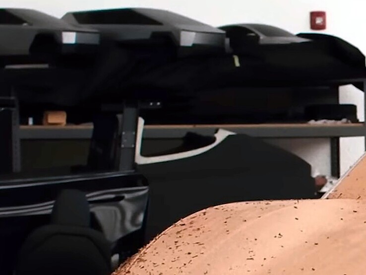 Cyber SUV méretarányos modellek a tervezőstúdió polcain.