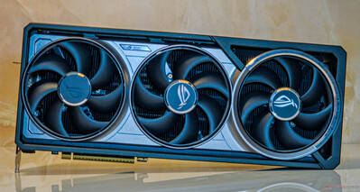 Asus ROG Astral GeForce RTX 5080 OC: Fém elülső burkolat háromszoros axiális ventilátorral