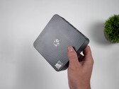 A képen a Beelink EQi 304 Intel Wildcat Lake mini PC látható a kézben tartva, kiemelve a készülék kompakt kialakítását és texturált felső paneljét.