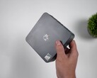 A képen a Beelink EQi 304 Intel Wildcat Lake mini PC látható a kézben tartva, kiemelve a készülék kompakt kialakítását és texturált felső paneljét.