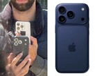 Egymás melletti összehasonlítás egy állítólagos iPhone 17 Pro tesztkészülékről, amelyet nyilvánosan fotóztak (balra), és egy közeli kép ugyanarról a prototípusról egy kék fejlesztői tokban (jobbra), amely új hátsó kameraelrendezést mutat. (@Skyfops on X , korábban Twitter)