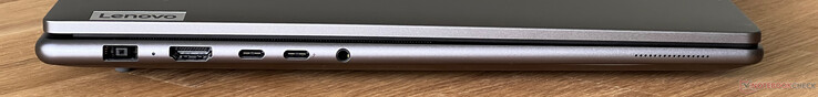 Balra: Tápcsatlakozó (SlimTip), HDMI 2.1, USB-C 3.2 Gen.2 (20 Gbit/s, DisplayPort ALT mód 1.4, Power Delivery 3.0), USB-C 4.0 Thunderbolt 4 (40 GBit/s, DisplayPort Alt mód 2.1, Power Delivery 3.0), 3,5 mm-es hangforrás