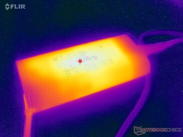 A hálózati adapter 48 C fölé emelkedik igényes terheléseknél