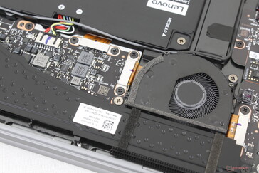 A hűtési megoldás kisebb, mint a legtöbb más laptopon, ami általában melegebb hőmérsékletet eredményez