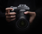 Az új Hasselblad X2D II 100C (a képen) LiDAR-alapú fókuszálással és új AF-világítóval rendelkezik, amely önkioldó jelzőként is működik. (Kép forrása: Hasselblad)