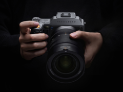 Az új Hasselblad X2D II 100C (a képen) LiDAR-alapú fókuszálással és új AF-világítóval rendelkezik, amely önkioldó jelzőként is működik. (Kép forrása: Hasselblad)