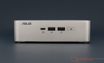Asus NUC 15 Pro+ - Csatlakozások az előlapon