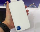 A Sixunited WB81-H02 passzív hűtésű lehet. A képen: a mini PC-t kézben tartják.