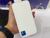 A Sixunited WB81-H02 passzív hűtésű lehet. A képen: a mini PC-t kézben tartják.