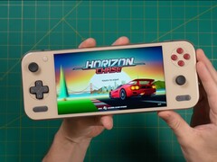 Russ a Retro Game Corps-tól tartja az Ayaneo Pocket S2-t, amelyen a Horizon Chase címképernyője látható, és amely a készülék kijelzőjét és ergonomikus kialakítását mutatja be. (Kép forrása: Retro Game Corps)