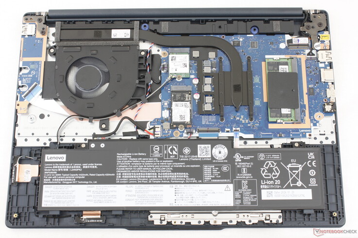 Az IdeaPad Slim 3 15IWC11 alaplapján látható a bővíthető M.2 2280 SSD, az M.2 WLAN-modul, valamint egyetlen DDR5 SODIMM-bővítőhely