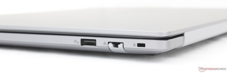 Helyes: USB-A 3.2 Gen. 1 (5 Gbps), RJ-45 (1 Gbps), Kensington-zár