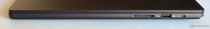 Jobb oldal: SD-kártyaolvasó (SD-Express 7.0), USB-A 3.2 Gen. 2 (10 Gbps), USB-C 4.0 (40 Gbps, DisplayPort, Power Delivery)