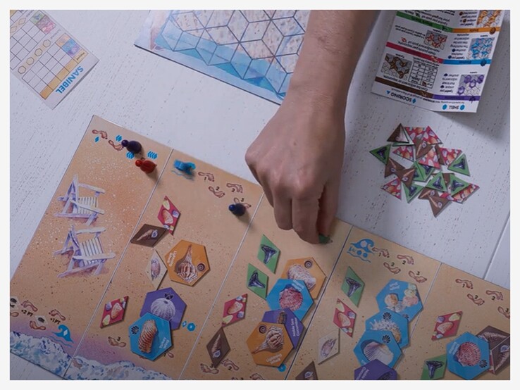 Sanibel társasjáték bábukkal és kártyákkal. (Forrás: Avalon Hill via Youtube)