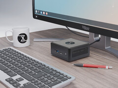A Nano Pro Gen 14 ára 840 euróról indul. A képen: a mini PC monitor, billentyűzet, teáscsésze és toll mellett. (Kép forrása: Tuxedo)
