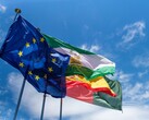 Az Európai Unió zászlai kék égbolton lobognak