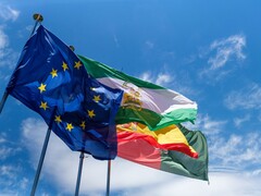 Az Európai Unió zászlai kék égbolton lobognak
