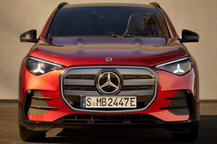 Az új Mercedes GLA 800 voltos technológiával felszerelt elektromos járműként kerül forgalomba, de a 400 voltos gyorstöltő állomásokon történő töltéshez opcionális egyenáramú feszültségnövelőre van szükség.