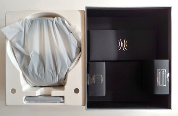 Fejhallgató és adó (balra), kábelek és táska (jobbra). (Kép forrása: Notebookcheck)