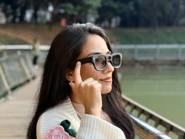 Az AR szemüveg oldalnézetből