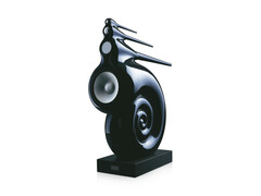 A Bowers & Wilkin híres álló hangszórójának, a Nautilusnak a promóciós képe fehér háttér előtt. (Kép forrása: Bowers & Wilkins)