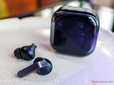 A buds 4 Pro újratervezett tokja és fémszára