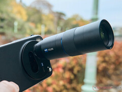 A Vivo X300 Pro telekonvertere messze kinyúlik a kameraházból. (Kép forrása: Notebookcheck)