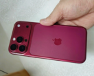 iPhone 18 Pro dizájnmodell sötét cseresznye színben.