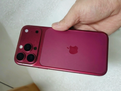 iPhone 18 Pro dizájnmodell sötét cseresznye színben.