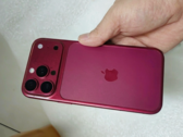 iPhone 18 Pro dizájnmodell sötét cseresznye színben.
