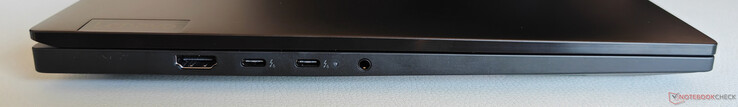 Balra: HDMI 2.1, 2x USB-C 4.0 Thunderbolt 5 (80 Gbit/s, DisplayPort 2.1, Power Delivery 3.1), 3,5 mm-es hangszóró