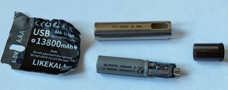 A műanyag fólia eltávolítása után egy 180 mAh-s lítium-alapú elem, valamint egy töltő- és feszültségkorlátozó áramkör került elő.
