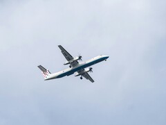 Egy repülőgép repül az égen (Kép forrása: Kat von Wood via Unsplash; kivágva)