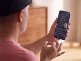 Egy személy egy kézzel jelel egy Pixel telefon előtt, amelyen a Gboard alkalmazás a felismert szöveget jeleníti meg