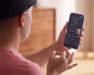 Egy személy egy kézzel jelel egy Pixel telefon előtt, amelyen a Gboard alkalmazás a felismert szöveget jeleníti meg