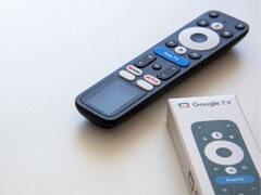A Google TV G32 távirányítója (a képen) napenergiával működik. (Kép forrása: Epishine)