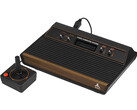 Egy retro videojáték-konzol, az Atari 2600, egyszerű fehér háttér előtt fényképezve. (A kép forrása: Evan-Amos a Wikimedia Commonson)