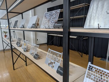 Az új fémötvözetből készült alapkeret és a külső fedél gyártási folyamata egy-egy 6063-as alumíniumötvözet-blokkal kezdődik