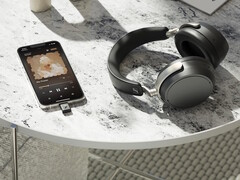 A Sennheiser HDB 630 vezeték nélküli fejhallgató USB-C jeladót tartalmaz okostelefonokhoz, amely támogatja a nagy felbontású aptX Adaptive hangátvitelt. (Kép forrása: Sennheiser)