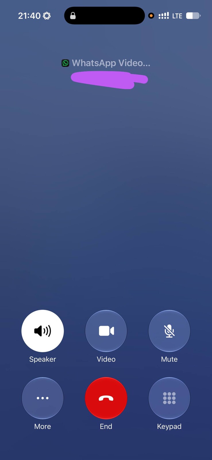 Az iPhone-okon a WhatsApp hívásfelülete az Apple natív mobilhívás-képernyőjét használja