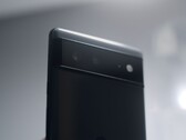Egy fekete Google Pixel telefon hátlapja a Pixel 6 sorozatra jellemző kamerasávval