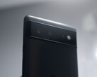Egy fekete Google Pixel telefon hátlapja a Pixel 6 sorozatra jellemző kamerasávval