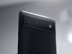 Egy fekete Google Pixel telefon hátlapja a Pixel 6 sorozatra jellemző kamerasávval