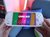 Az AYN Odin 3 egy 6 hüvelykes, 1080p felbontású OLED-kijelzővel rendelkezik, amelynek frissítési gyakorisága 120 Hz.